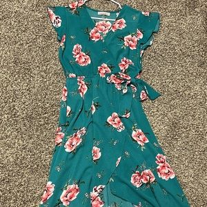 Beautiful wrap floral dress. Size M. Short long.